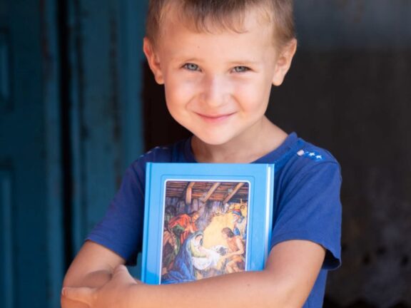 Kind mit Bibel Ukraine