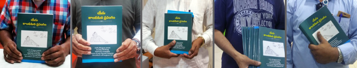 indische Gastarbeiter mit dem neuen Buch in Telugu