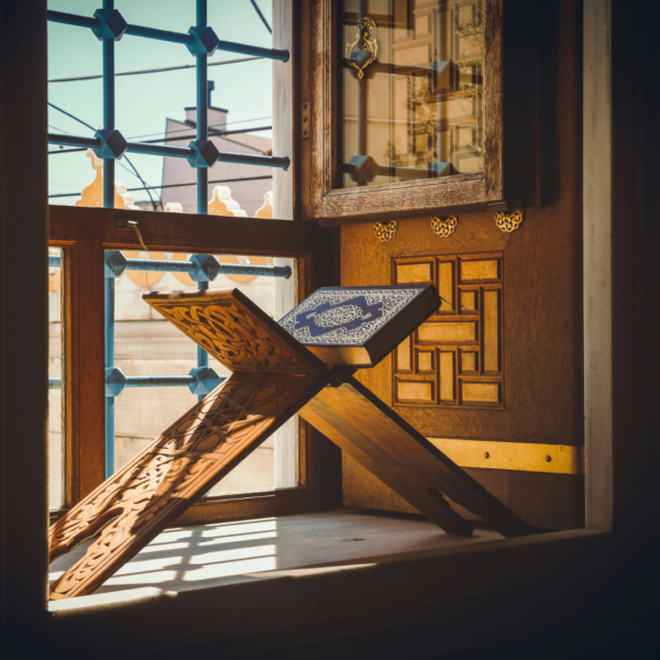 Anis Coquelet, aufgeschlagener Koran auf Fenstersims