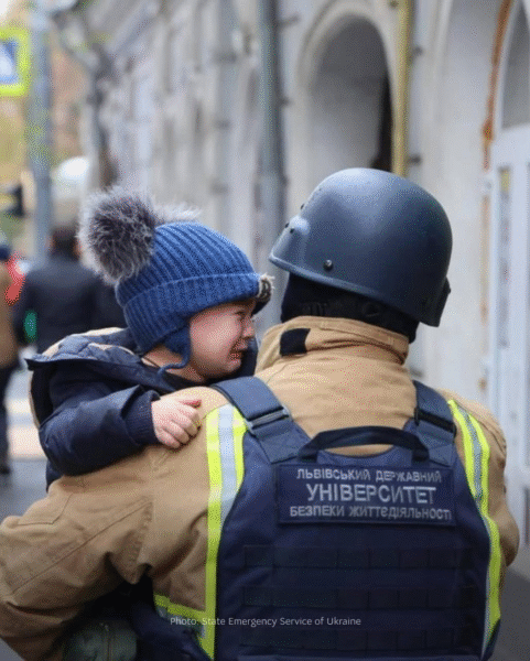 Weinendes Kind nach Angriff auf Kindergarten in Charkiw, Ukraine 2025