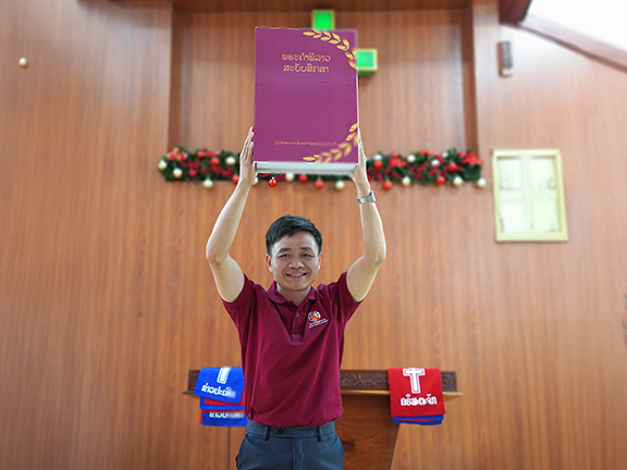 Neue Studienbibel für Laos - Foto: Vilay Jeuangtawa