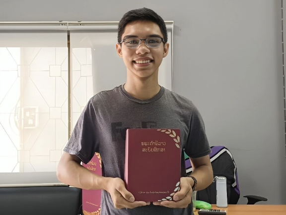 Sawith-Siboualapha-è-graziato-per-la-bibbia-studio. © Società Biblica del Laos