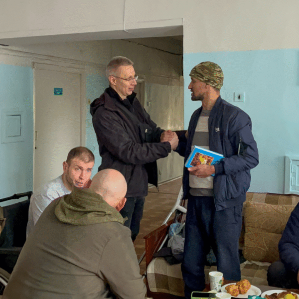 Das Team der Ukrainischen Bibelgesellschaft besucht Soldaten in einem Krankenhaus in Charkiw.