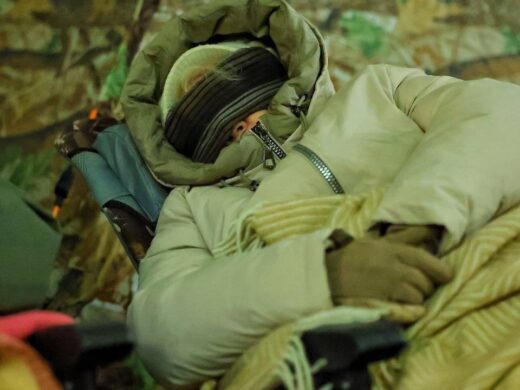 En Ukraine, une femme dort dehors par des températures glaciales car son immeuble n'est plus habitable.