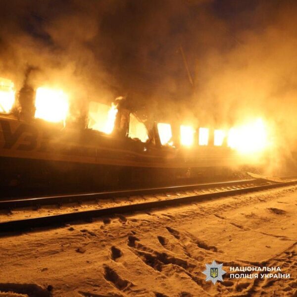 Un train à Kharkiv a été endommagé par un missile russe.