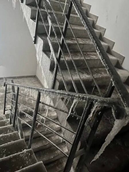 Un escalier gelé dans un immeuble en Ukraine pendant la guerre. L'ennemi ayant ciblé l'infrastructure énergétique, de nombreuses maisons sont privées d'électricité et de chauffage en plein hiver.