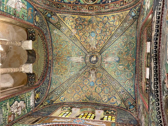 L'Agnello apocalittico, sorretto da quattro angeli in piedi sui globi nella La basilica di San Vitale © RG 2025