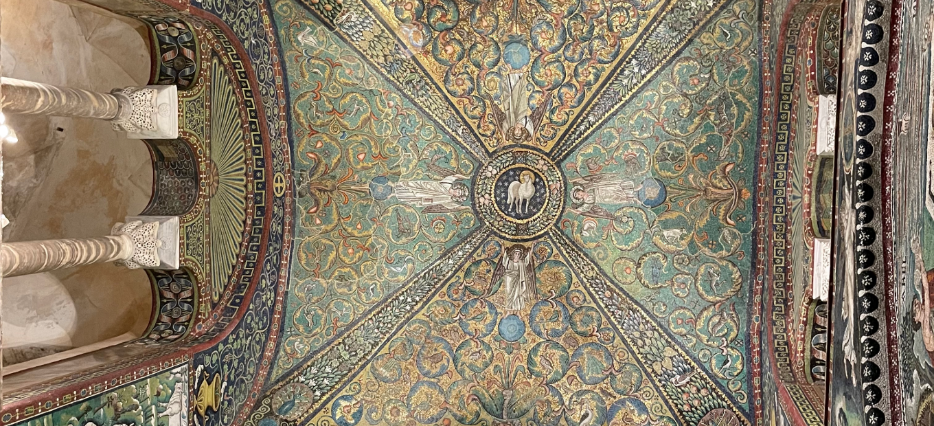 L'Agnello apocalittico, sorretto da quattro angeli in piedi sui globi nella La basilica di San Vitale © RG 2025